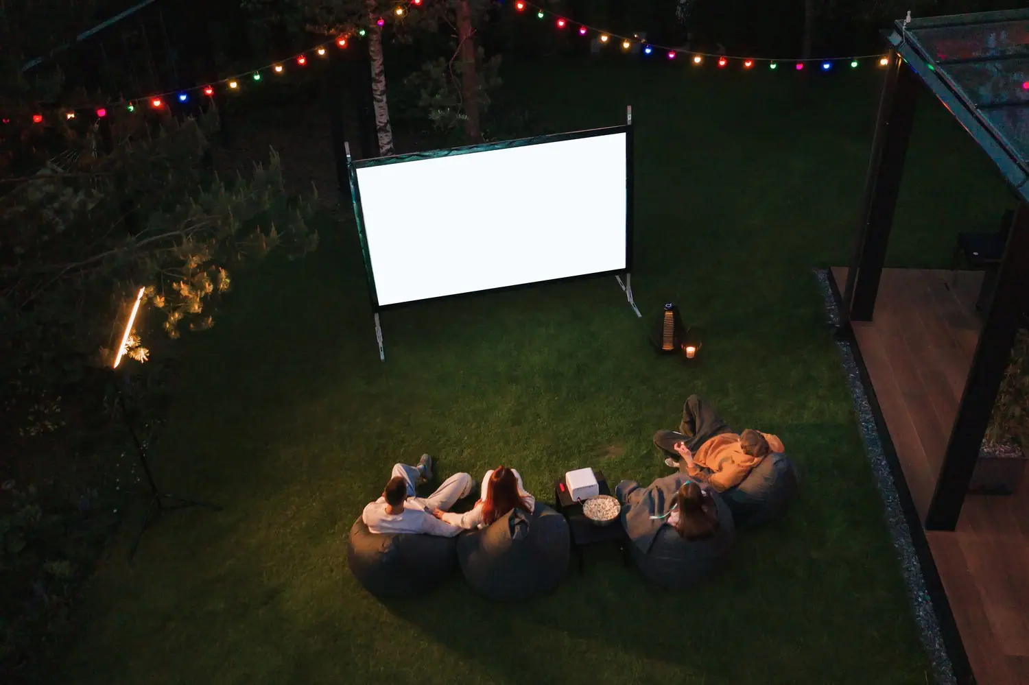 Jak zorganizować domowe kino letnie - poradnik techniczny