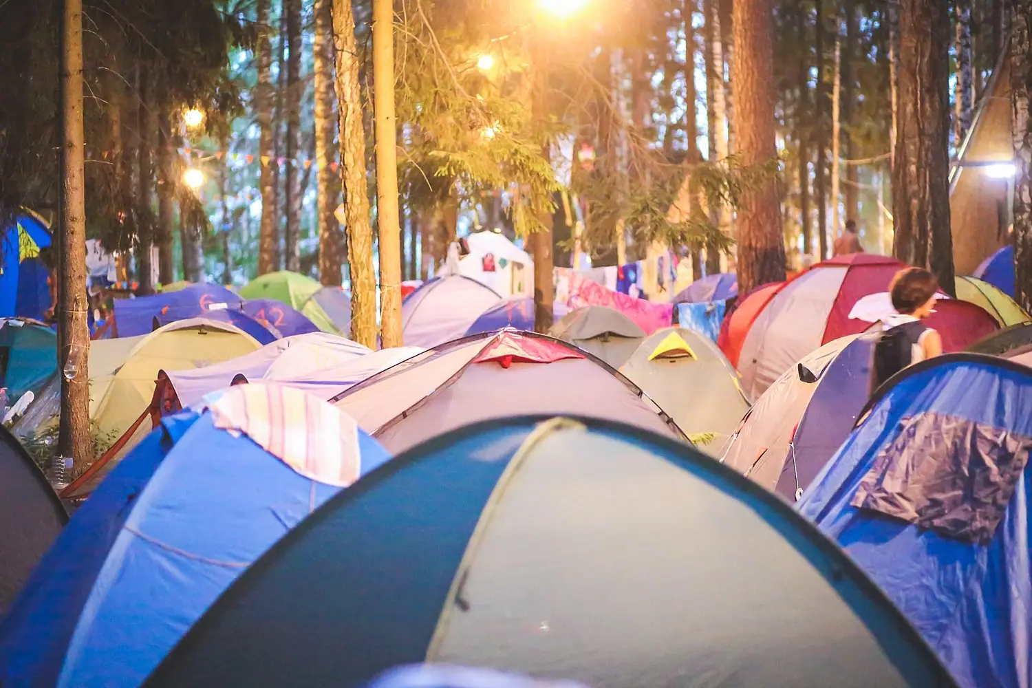 Jak zaplanować wyjazd na festiwal muzyczny pod namiotem - praktyczny poradnik